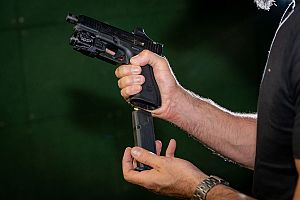 Обучение за работа с късо и дълго оръжие в отворени и затворени пространства